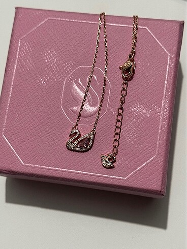 swarovski Swarovski Pembe Kuğu Kolye + Pembe Kutu