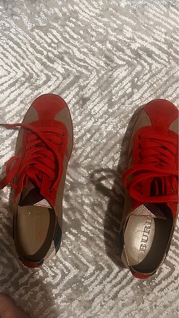 Burberry sneakers orjinal ve kutulu tertemiz