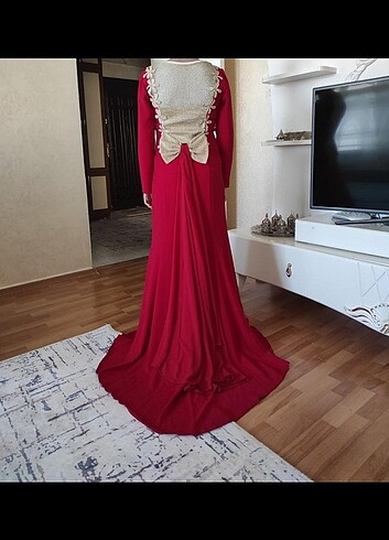Kırmızı kuyruklu elbise