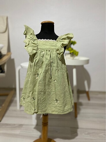 Kız bebek nakışlı elbise