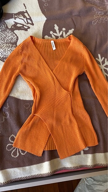 Hic giyilmemis turuncu kazak