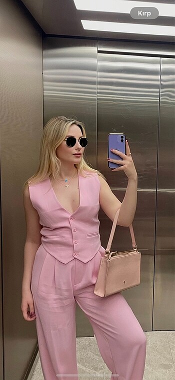 Pembe blazer ve pantolon