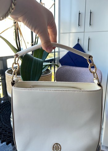 Elle Zincir Detaylı Beyaz Deri Kadın Çanta - Görsel 4