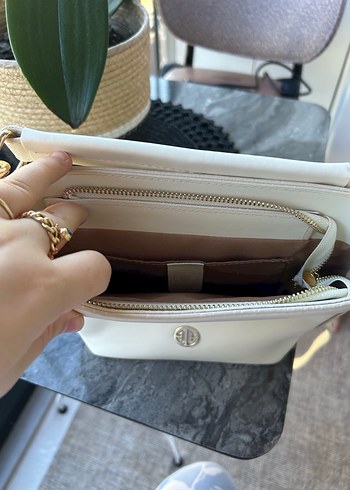 Elle Zincir Detaylı Beyaz Deri Kadın Çanta - Görsel 2