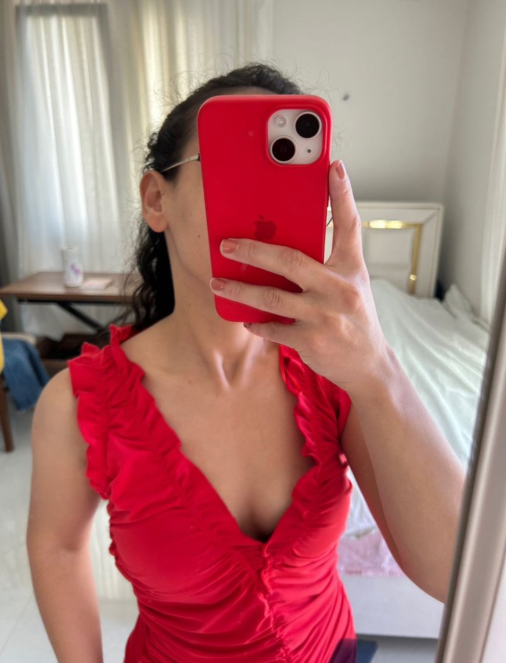 Kırmızı Elbise - Görsel 3