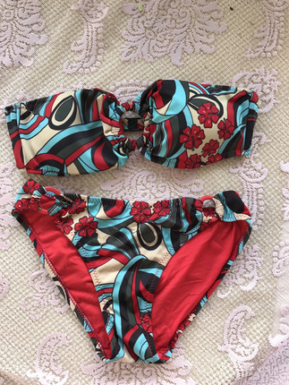 Kırmızı bikini