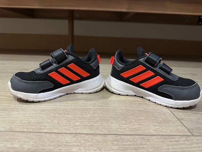 21 numara Adidas erkek çocuk spor ayakkabısı