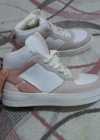 Bershka Beyaz ve Pastel Renkli Bağcıklı Kadın Spor Ayakkabı