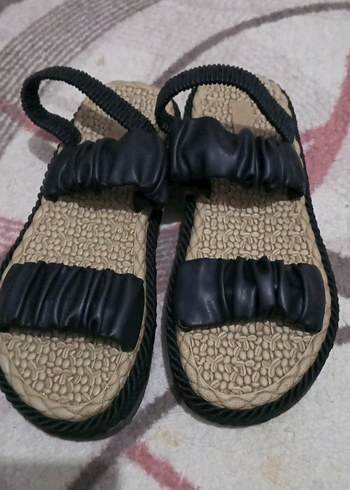 siyah Pileli Dolgu Topuk Kadın Sandalet