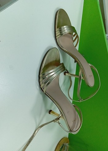 Altın Parlak Stiletto Topuklu Kadın Abiye Ayakkabı