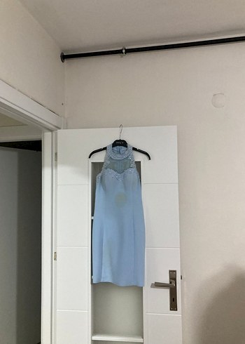 elbise mavi detaylı