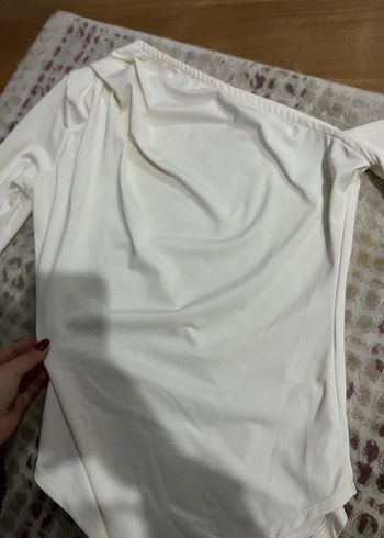 Asimetrik omuz detaylı çıtçıtlı body - Görsel 2