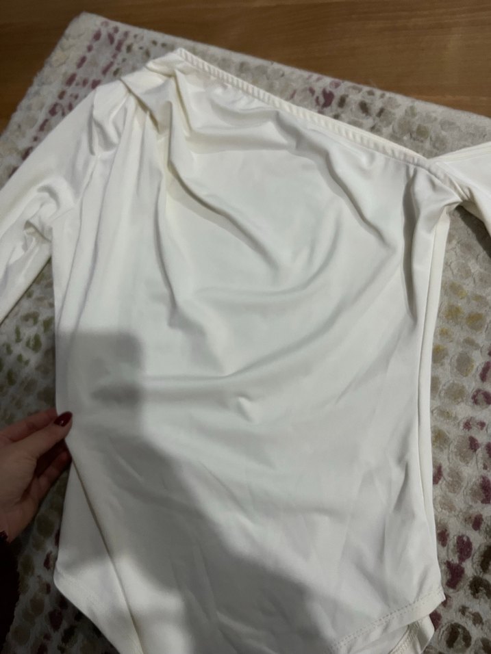 Asimetrik omuz detaylı çıtçıtlı body - Görsel 2