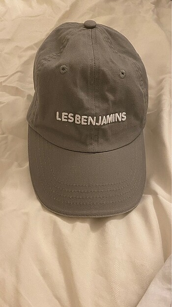 Les Benjamins Şapka