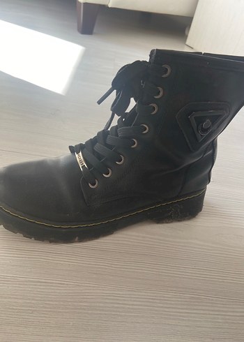 Polaris Siyah Bağcıklı Kemerli Wedge Topuklu Goth Bot