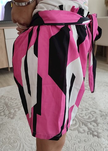 Pembe Zebra Desenli Fırfırlı Mini Şort - Görsel 3