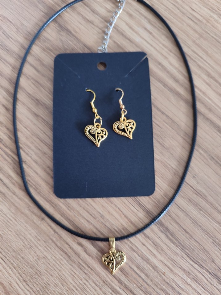 Altın Renkli Kalp Desenli Kısa Kolye ve Küpe Seti - Görsel 2