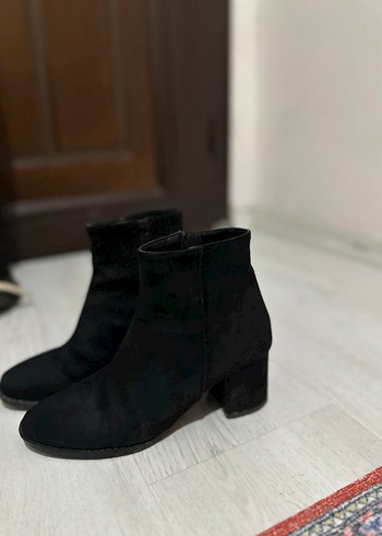 Siyah Süet Blok Topuklu Kadın Bot