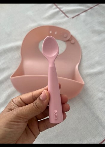 OiOi Pastel Pembe Bebek Mama Önlüğü ve Kaşık