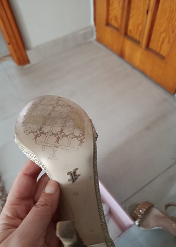 Altın Renkli Yılan Desenli Topuklu Kadın Ayakkabı - Görsel 2