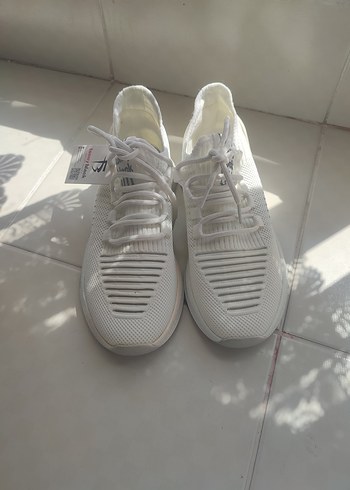 Beyaz Stiletto Topuklu Spor Ayakkabı