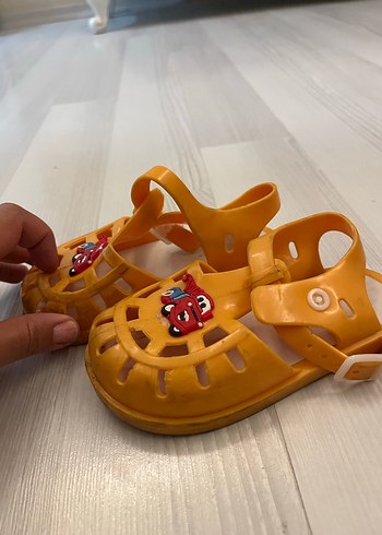 LC Waikiki Kız Çocuk Sarı Kayışlı Sandalet