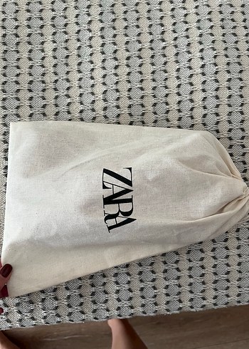 Beden Kırmızı Parlak Deri Yılan Desenli Zincir Detaylı Çanta zara