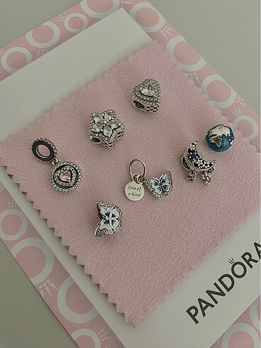 Pandora Sallantılı Ay Charm