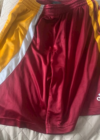 Adidas Bordo Spor Sort Rahat Ve Sik Tasarim