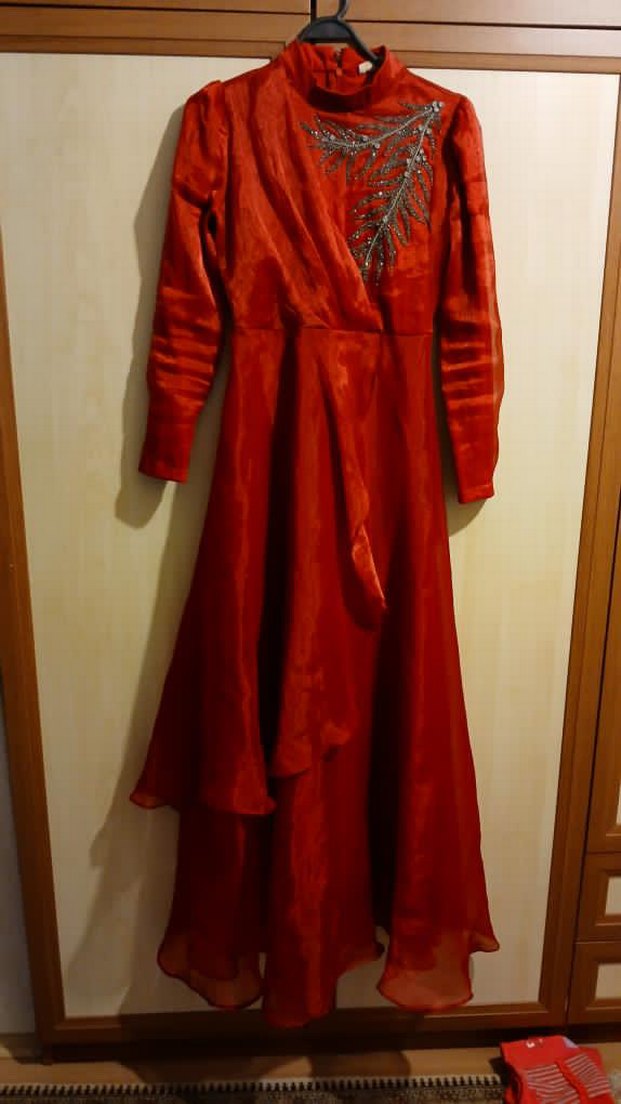 Saten Görünümlü Kırmızı Uzun Kollu Uzun Elbise - Görsel 3