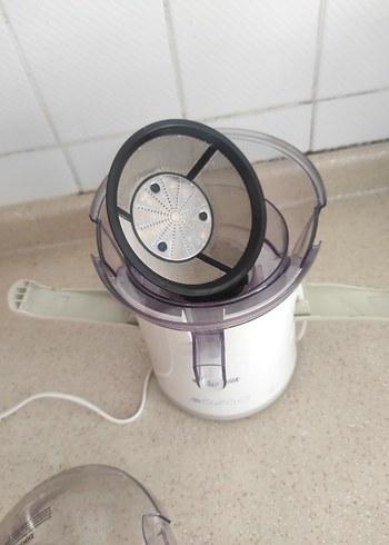 Beyaz ve Gri Elektrikli Meyve Sıkacağı
