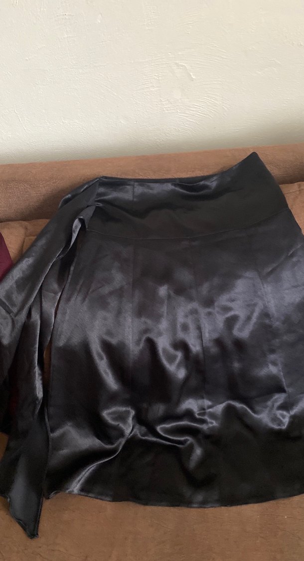 Bordo bluz ve saten midi etek - Görsel 4