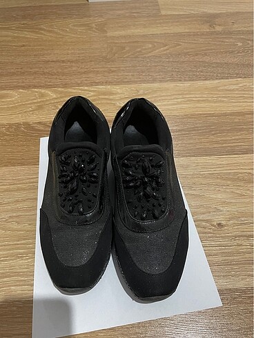 Siyah simli ve taşlı ayakkabı