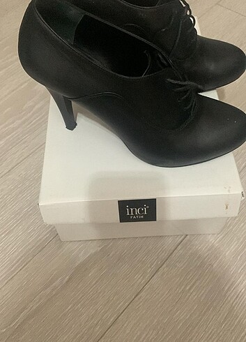inci Bağcıklı siyah ayakkabı