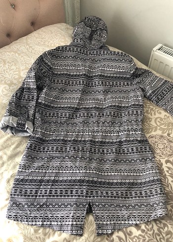 Desenli Kapüşonlu Gri yağmurluk trençkot - Görsel 6