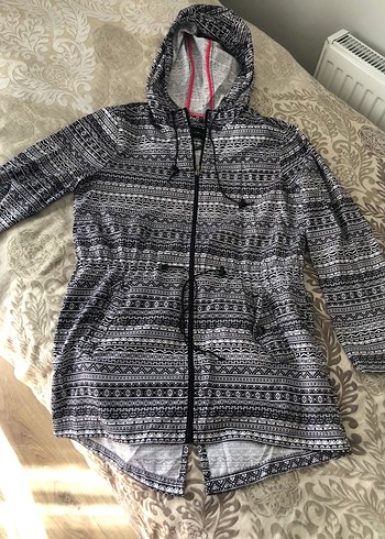 Desenli Kapüşonlu Gri yağmurluk trençkot - Görsel 4