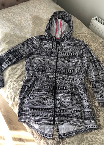 Desenli Kapüşonlu Gri yağmurluk trençkot - Görsel 5