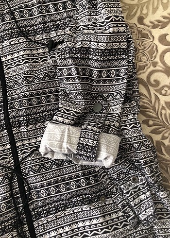 Desenli Kapüşonlu Gri yağmurluk trençkot - Görsel 3