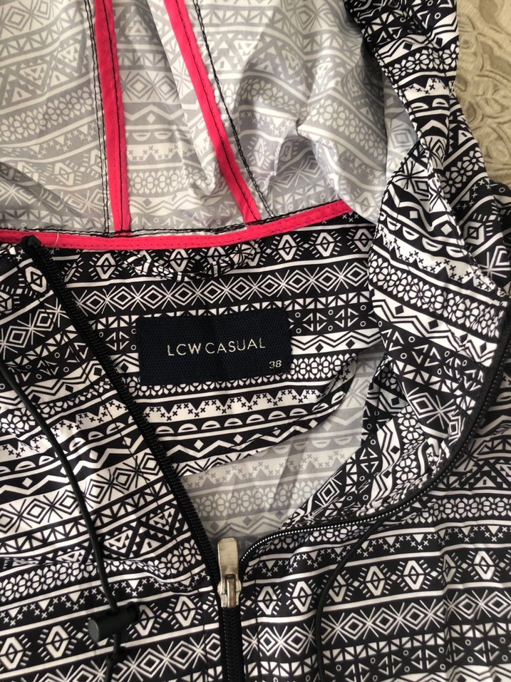 Desenli Kapüşonlu Gri yağmurluk trençkot - Görsel 2