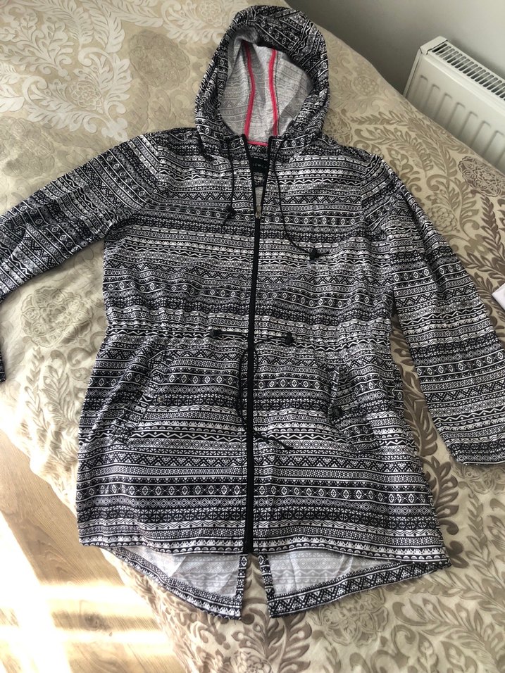 Desenli Kapüşonlu Gri yağmurluk trençkot - Görsel 4