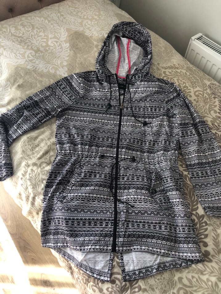 Desenli Kapüşonlu Gri yağmurluk trençkot - Görsel 5