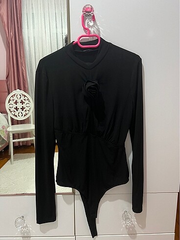 Gül detaylı bluz