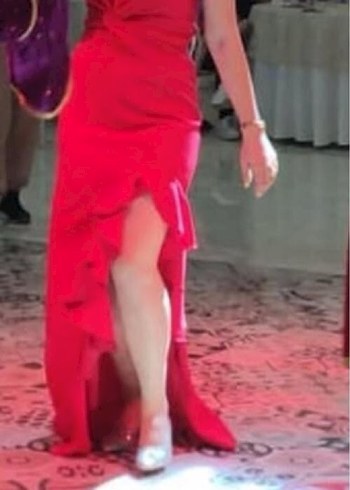 Kırmızı Uzun Sırtı Açık Fırfırlı Abiye