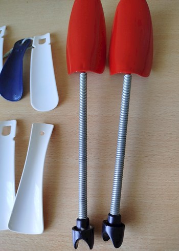 Renkli Plastik Ayakkabı Çekeceği ve Ayakkabı Kalıbı - Görsel 2