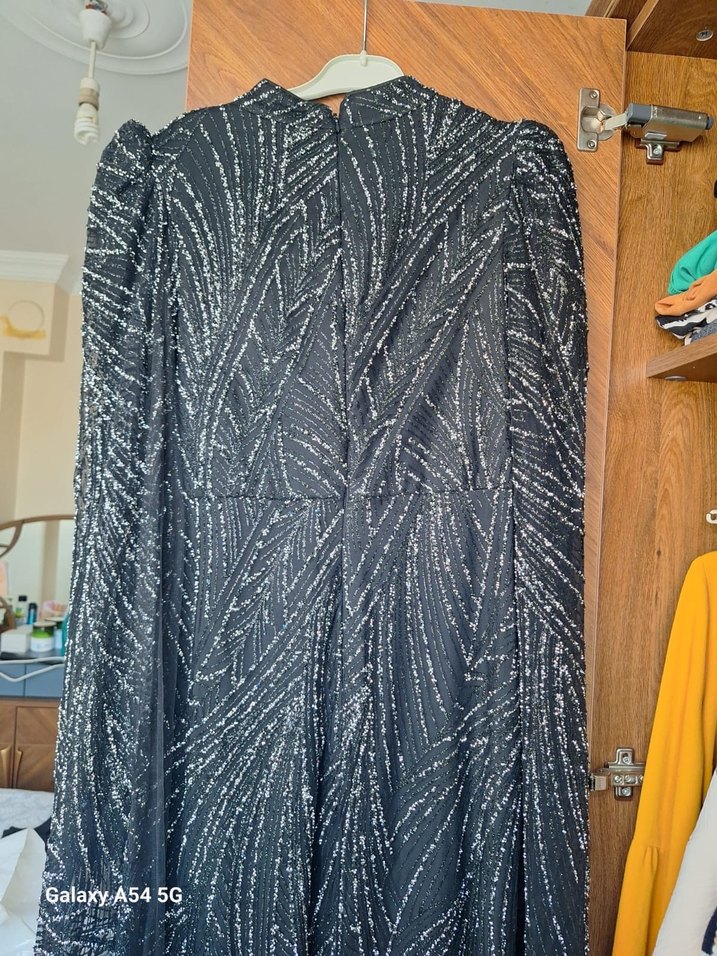 Uzun Siyah Bağlamalı Kadın Elbisesi - Görsel 4