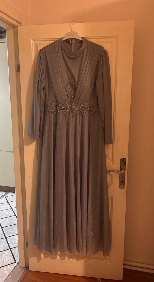 Uzun Kollu Yüksek Yakalı gri Nakışlı Elbise - Görsel 2