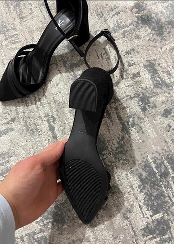 Siyah Süet Tokalı Stiletto Topuklu Kadın Ayakkabı - Görsel 3