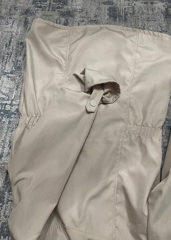 Düğmeli Bej Kısa Kollu Uzun Yağmurluk - Görsel 4