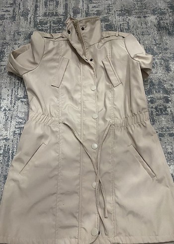 Düğmeli Bej Kısa Kollu Uzun Yağmurluk - Görsel 5