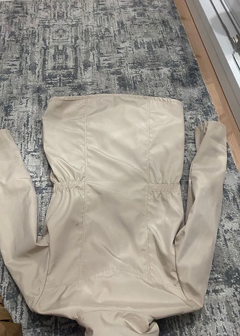 Düğmeli Bej Kısa Kollu Uzun Yağmurluk - Görsel 3